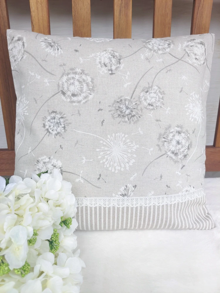 Povlak na polštář 40 x 40 cm – Chmýří pampelišek a krajka | Ruční výroba