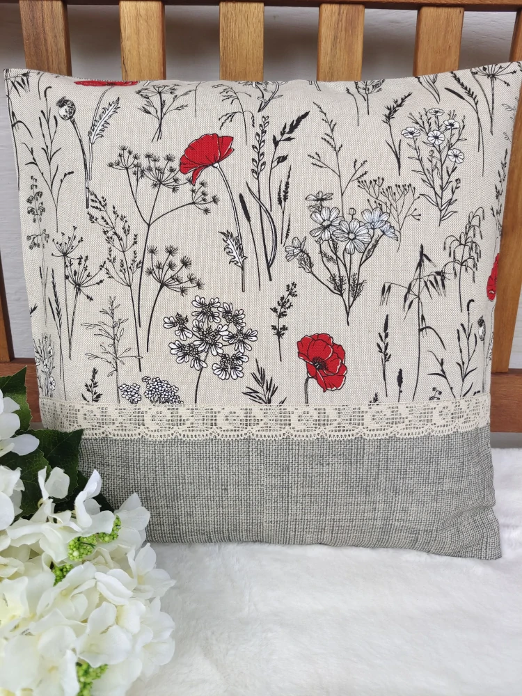 Povlak na polštář 40 x 40 cm – louka s červenými máky a krajka | Ruční výroba