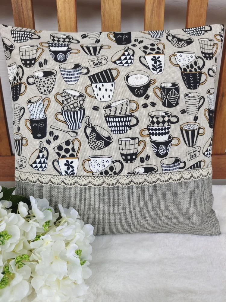 Povlak na polštář 40 x 40 cm – kávové hrníčky a krajka | Ruční výroba