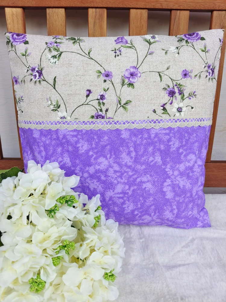 Povlak na polštář 40 x 40 cm – popínavé fialové růže s mramorem a krajkou | Ruční výroba