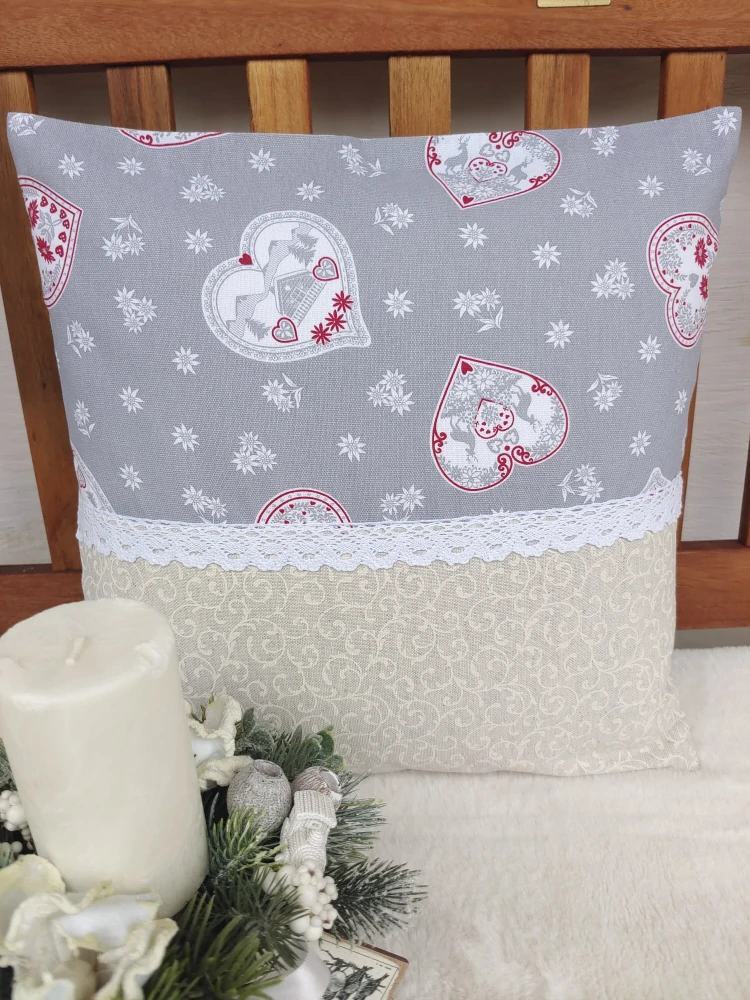 Vánoční povlak na polštář 40 x 40 cm – vánoční srdíčka v kombinaci s krajkou | Ruční výroba