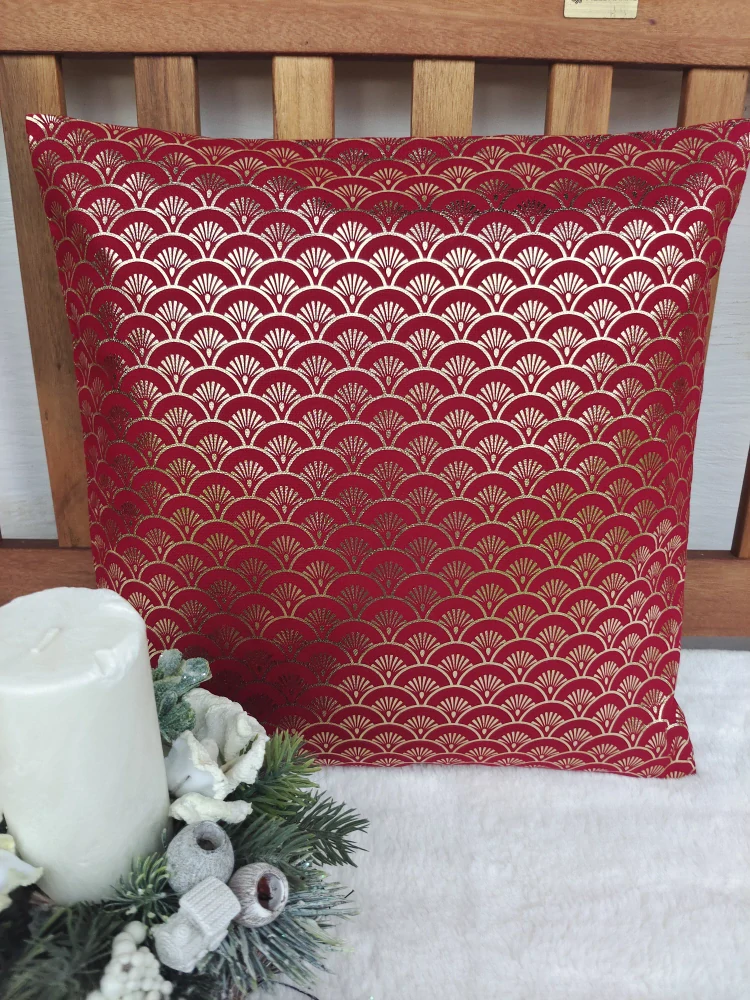 Vánoční povlak na polštář 40 x 40 cm – zlaté vlnky na vínovém kanafasu