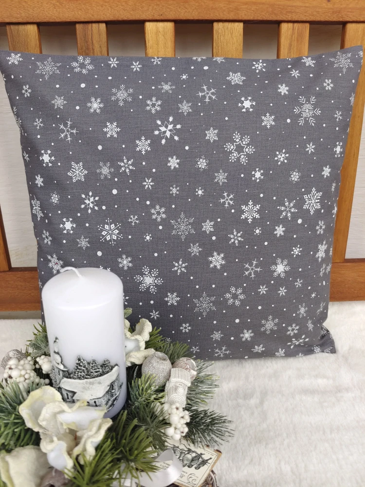 Povlak na polštář 40 x 40 cm – bílé vločky na šedé | Ruční výroba z bavlny