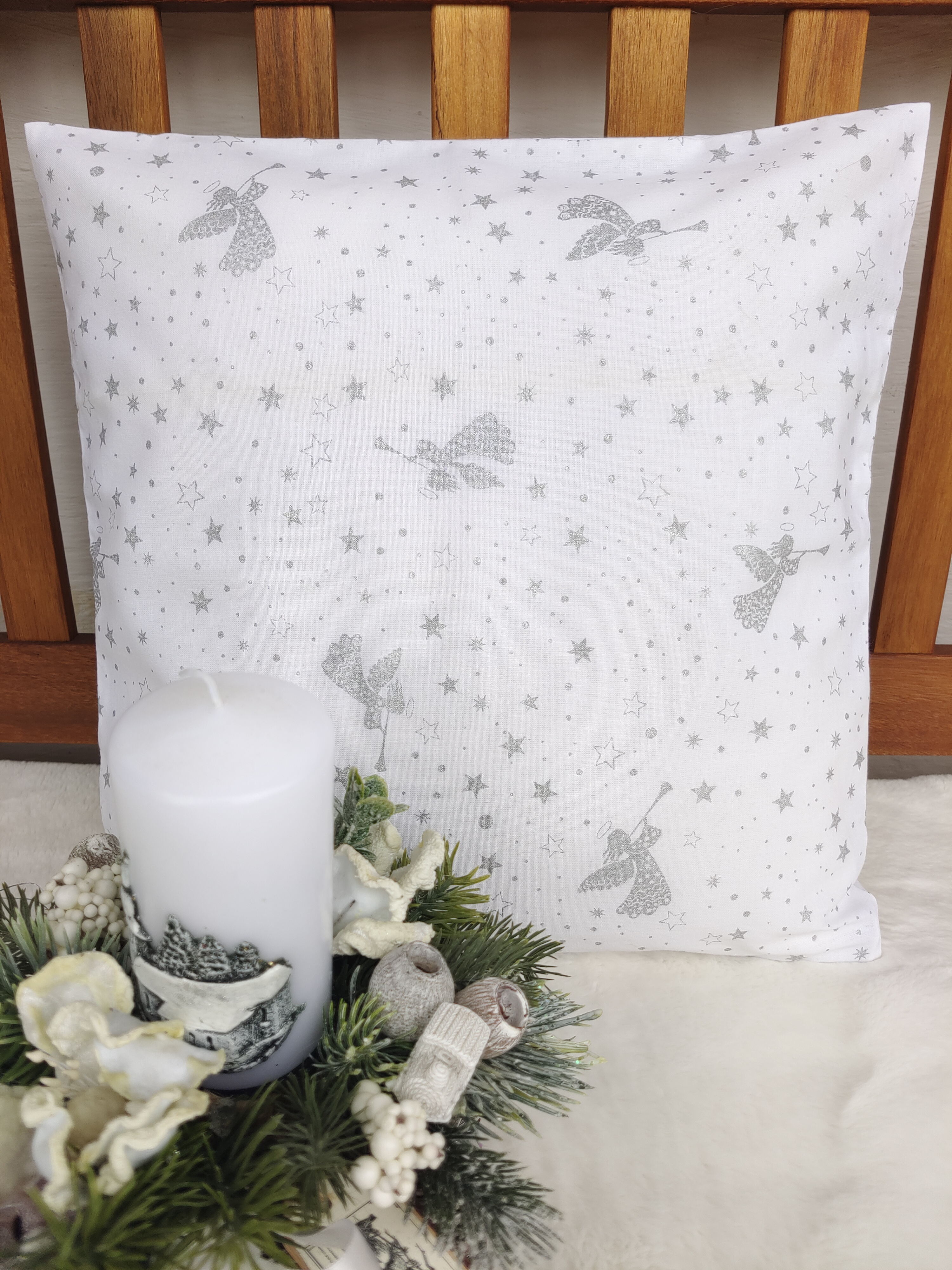 Povlak na polštář 40 x 40 cm – stříbrní andílci na bílé | Ruční výroba z bavlny