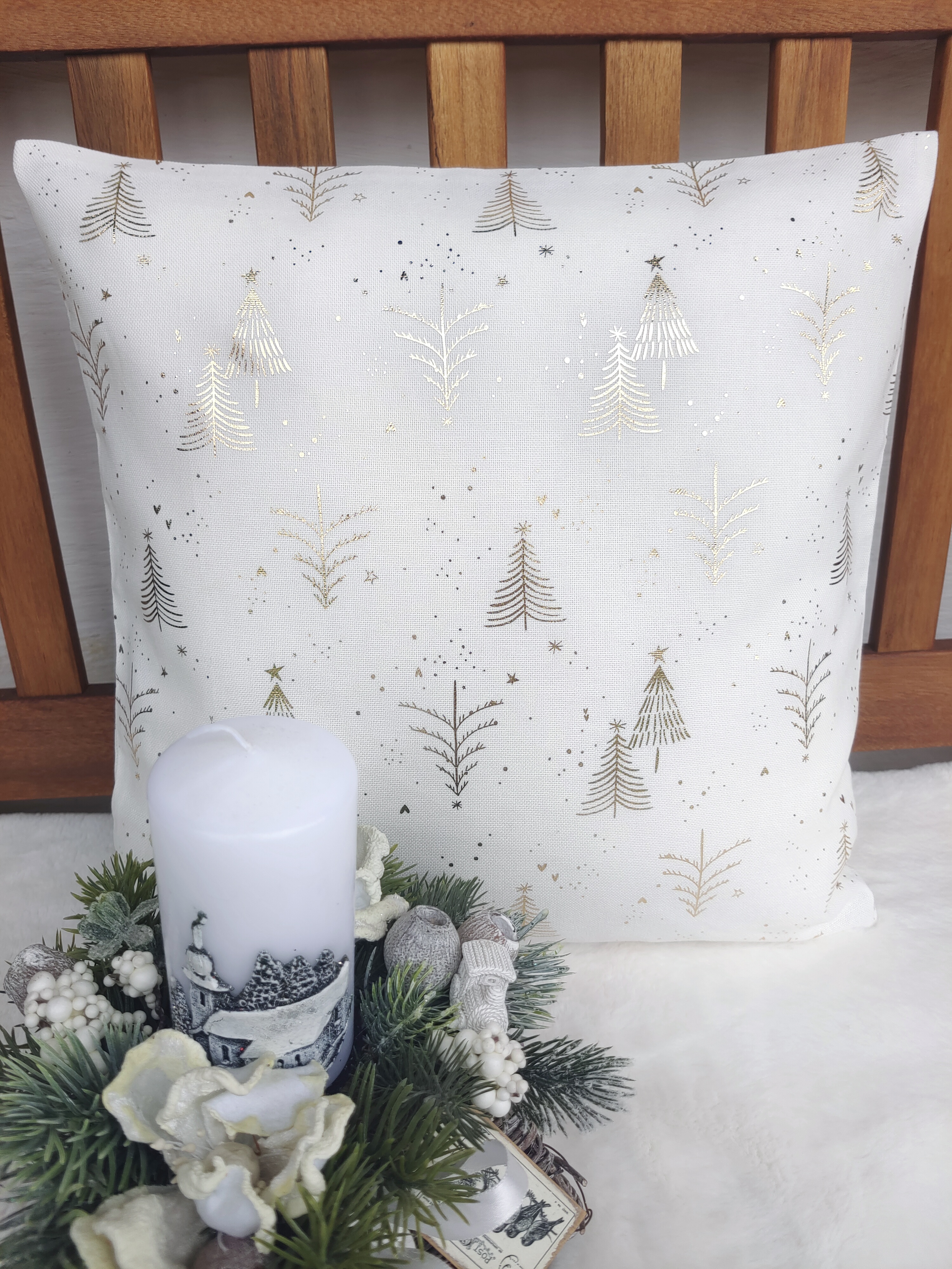 Vánoční povlak na polštář 40 x 40 cm – zlaté stromečky na bílém kanafasu