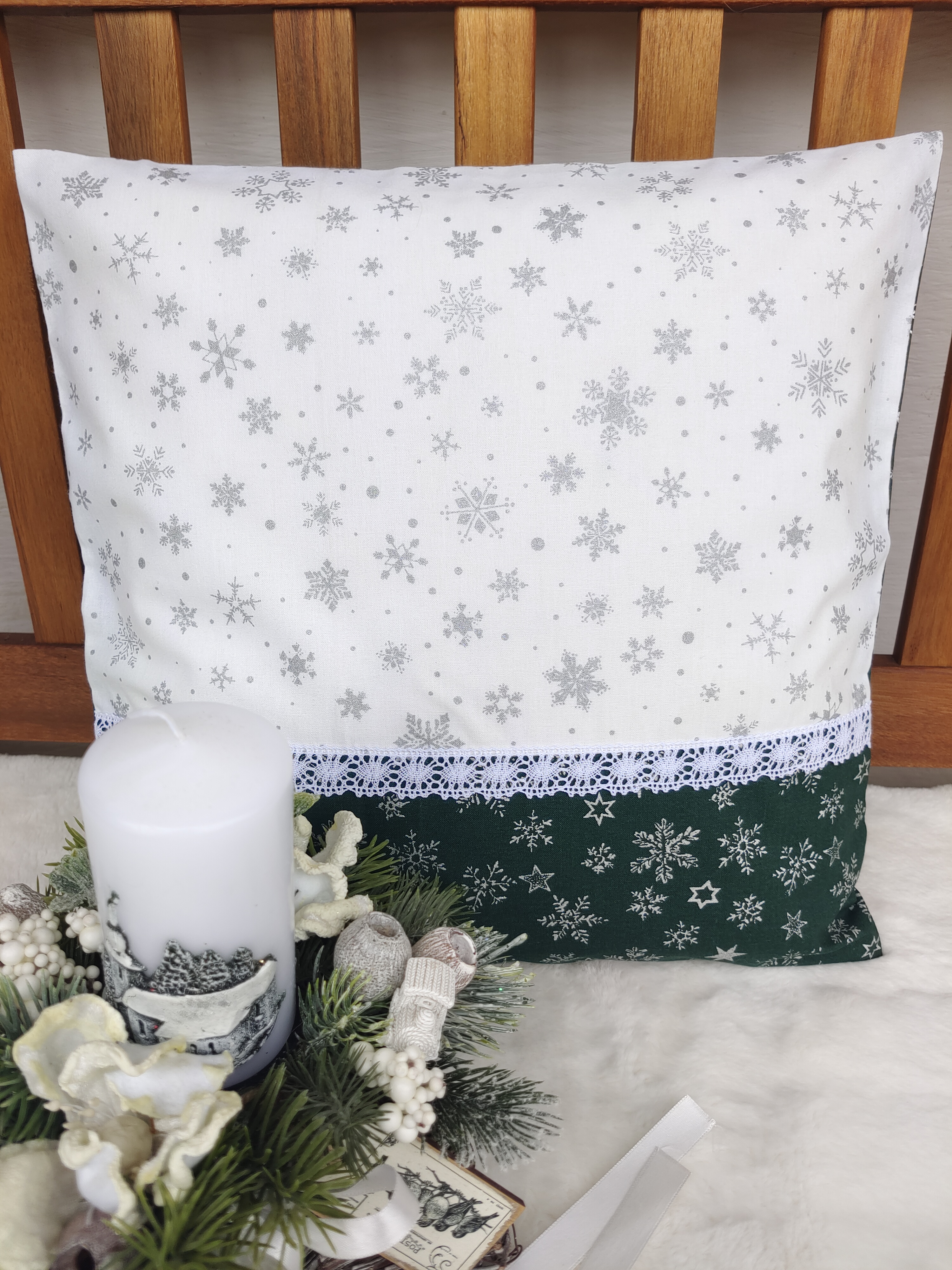 Povlak na polštář 40 x 40 cm – stříbrné vločky na bílé s krajkou | Ruční výroba z bavlny