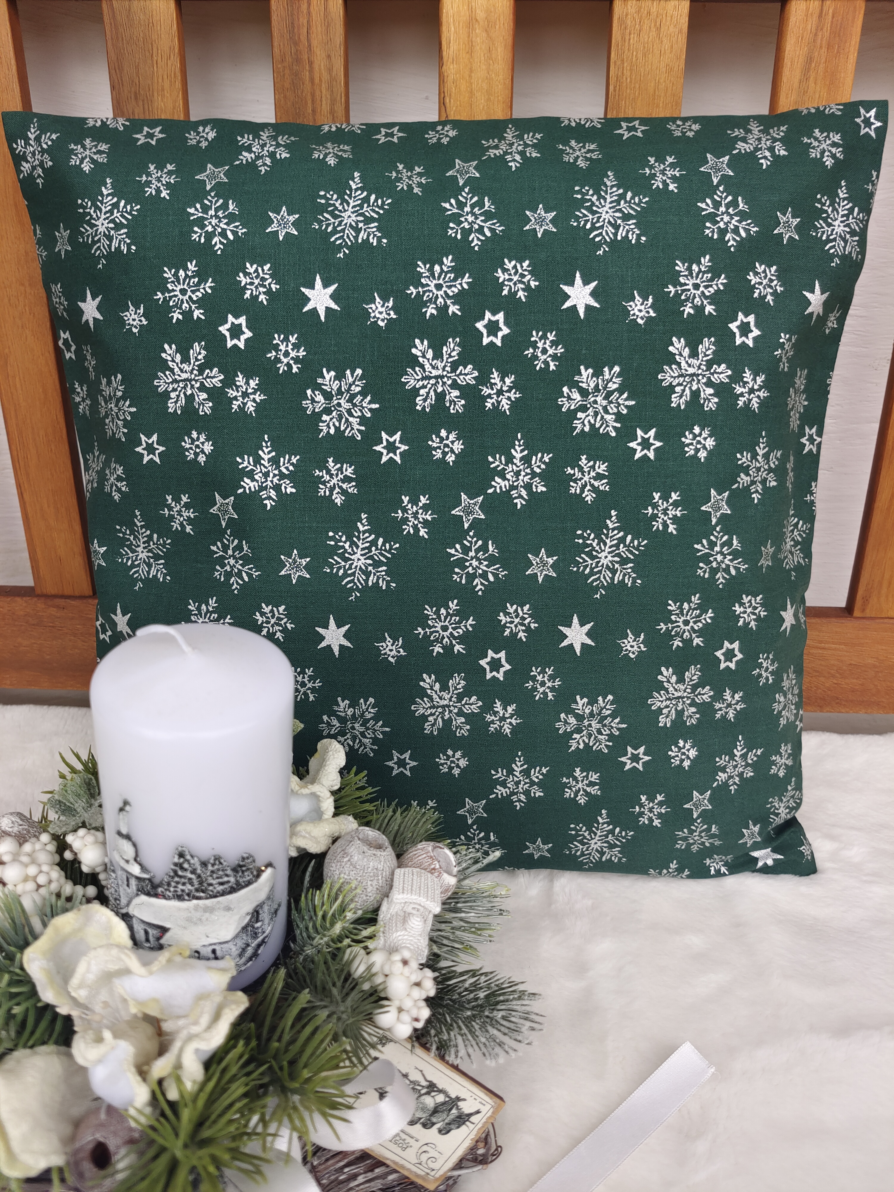 Povlak na polštář 40 x 40 cm – stříbrné vločky na zelené | Ruční výroba z bavlny
