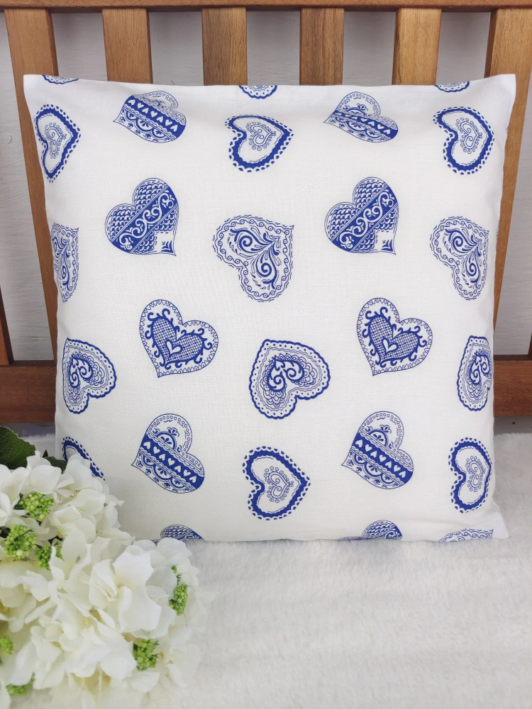 Povlak na polštář 40 x 40 cm – zdobená modrá srdíčka na bílé
