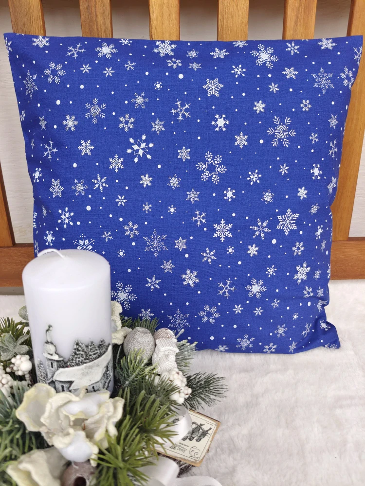Povlak na polštář 40 x 40 cm – Bílé vločky na modré | Ruční výroba z bavlny