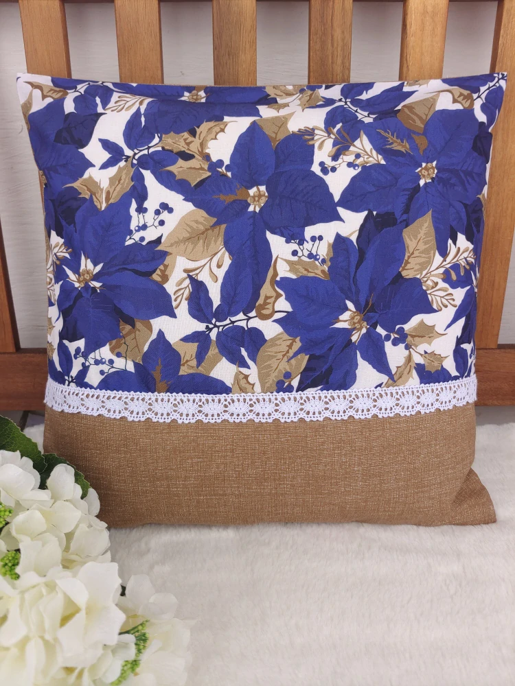 Povlak na polštář 40 x 40 cm – Modré vánoční hvězdy s krajkou| Ruční výroba z bavlny