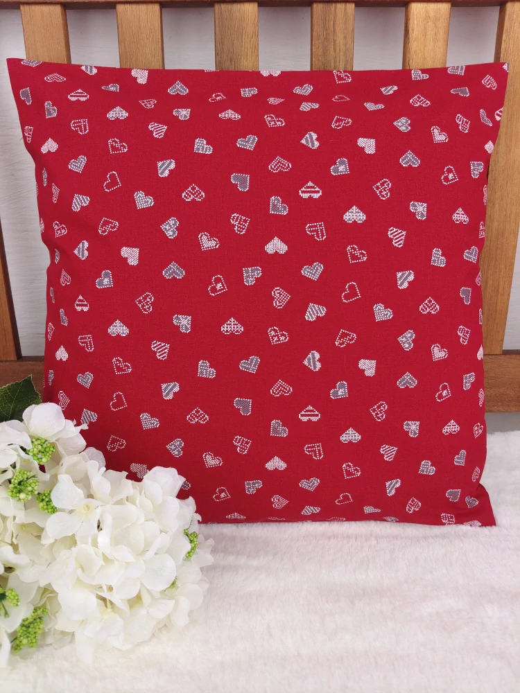 Povlak na polštář 40 x 40 cm – Drobná šedá srdíčka na červené | Ruční výroba z bavlny