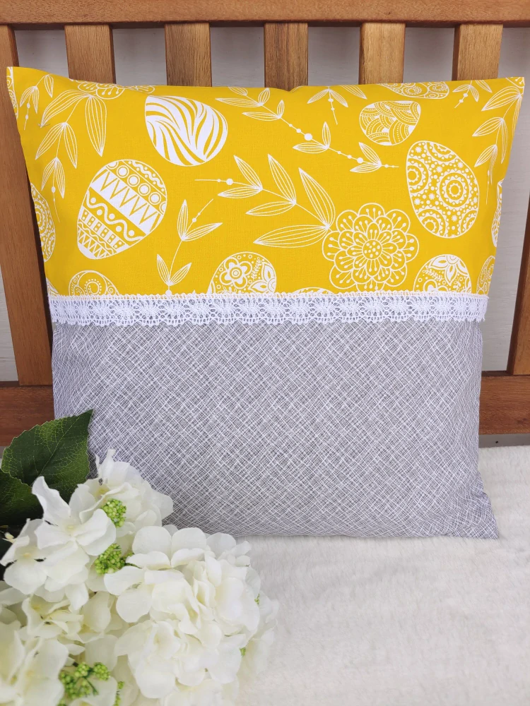 Povlak na polštář 40 x 40 cm – Velikonoční bílá vajíčka na žluté s krajkou| Ruční výroba z bavlny