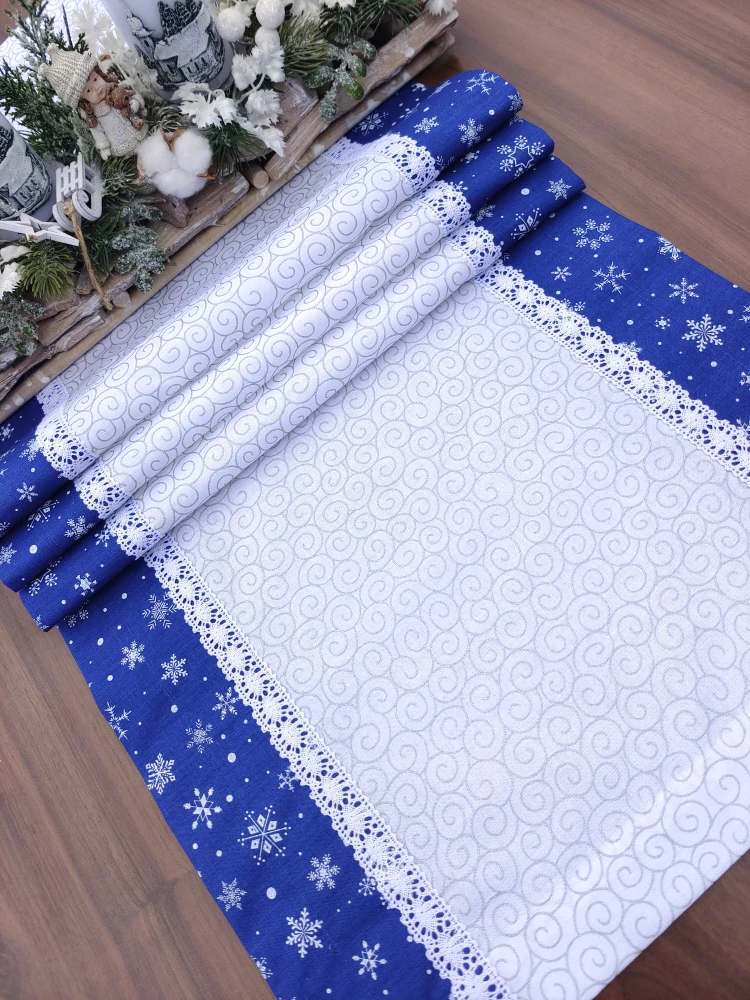 Běhoun - stříbrné spirálky lemované bilými vločkami na modré | 42 x 140 cm