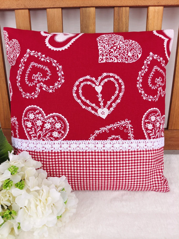 Povlak na polštář 40 x 40 cm – Malovaná srdce bílá s krajkou | Ruční výroba z bavlny