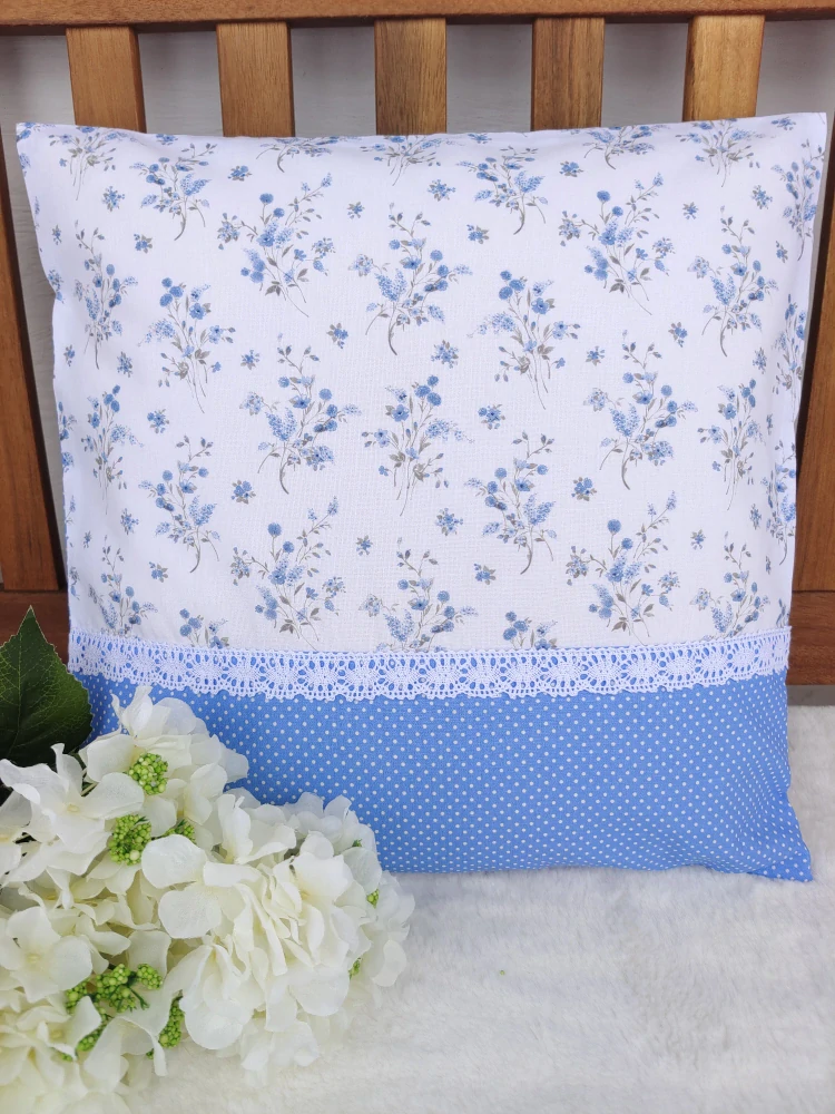 Povlak na polštář 40 x 40 cm – Pomněnky na bílé s krajkou | Ruční výroba z bavlny