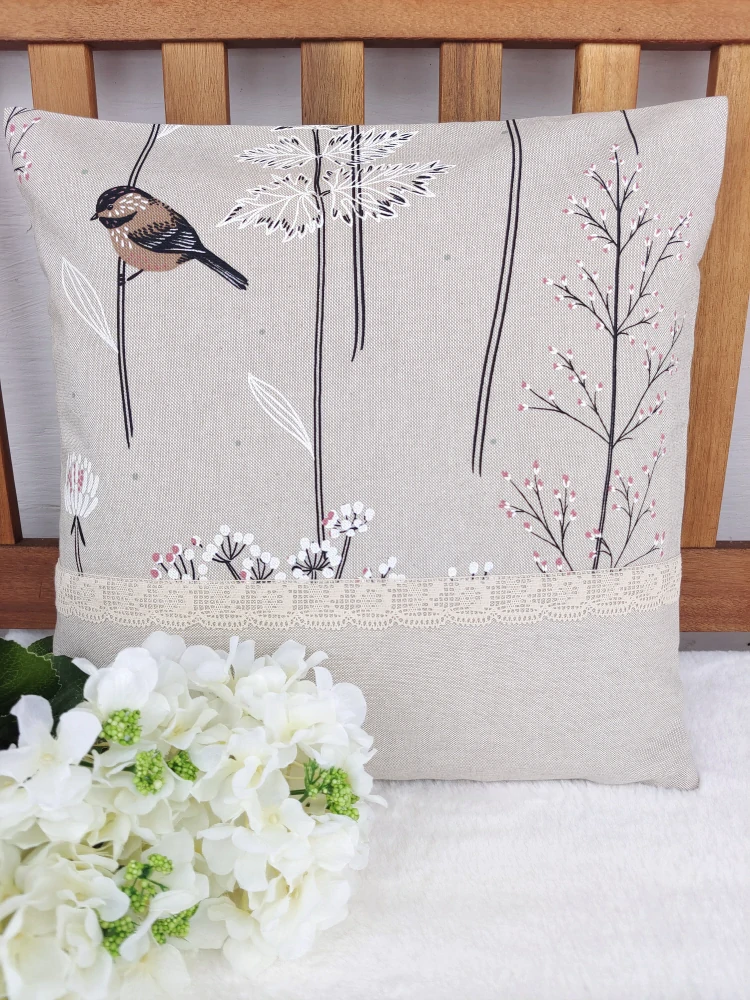 Povlak na polštář 40 x 40 cm – Ptáčci na louce s krajkou | Ruční výroba