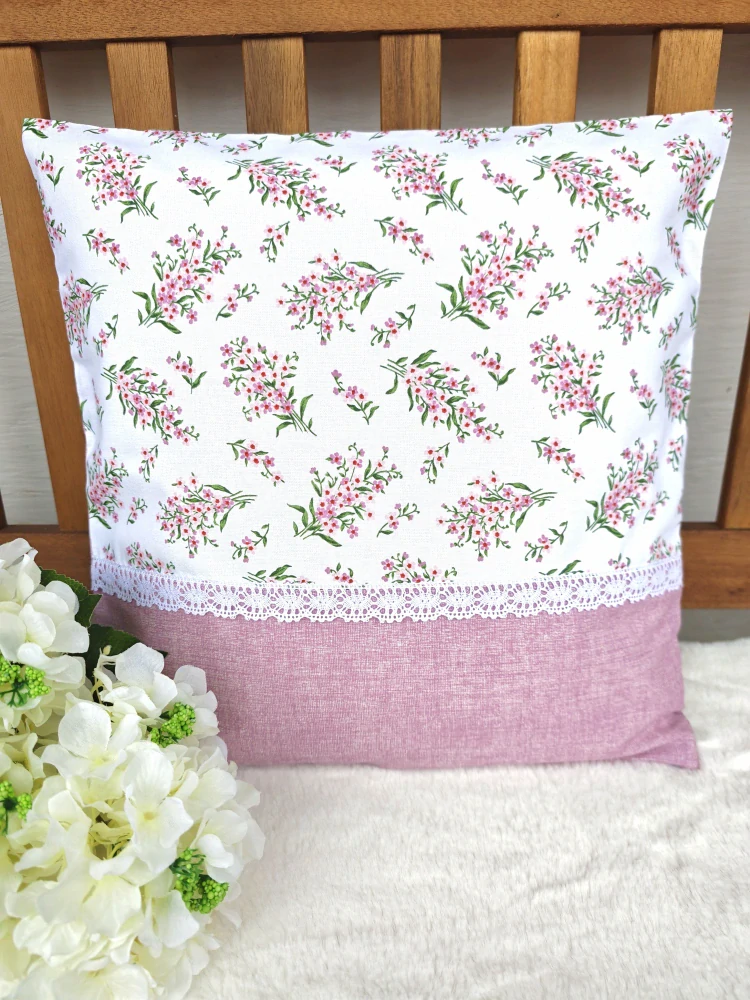 Povlak na polštář 40 x 40 cm – Růžové pomněnky s krajkou | Ruční výroba z bavlny