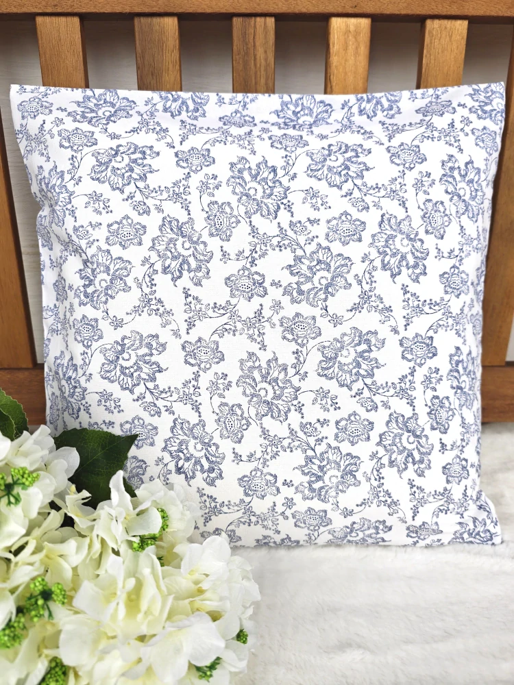 Povlak na polštář 40 x 40 cm – modré růžičky na bílé | Ruční výroba