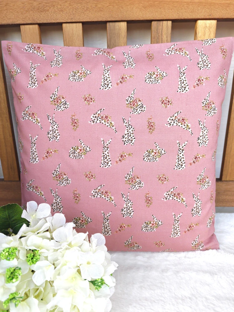 Povlak na polštář 40 x 40 cm – Béžoví zajíčci na starorůžové | Ruční výroba z bavlny