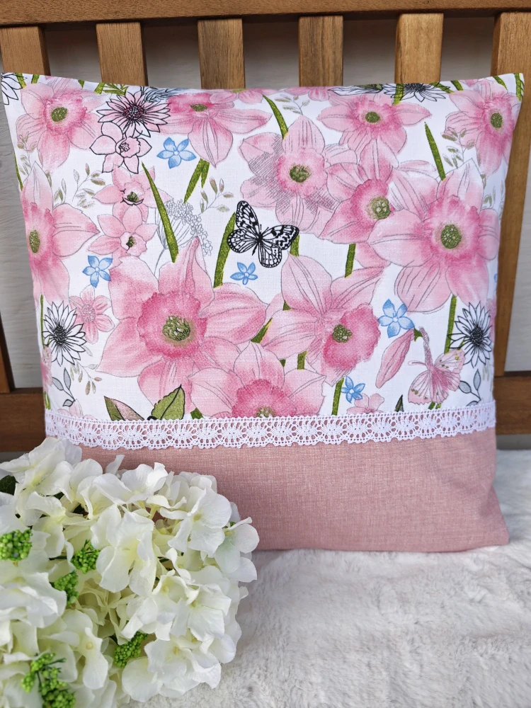 Povlak na polštář 40 x 40 cm – Růžové narcisky s krajkou | Ruční výroba z bavlny