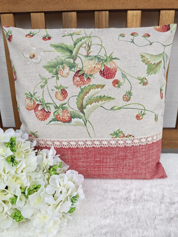 Povlak na polštář 40 x 40 cm – Jahody na režném vzhledu s krajkou | Ruční výroba