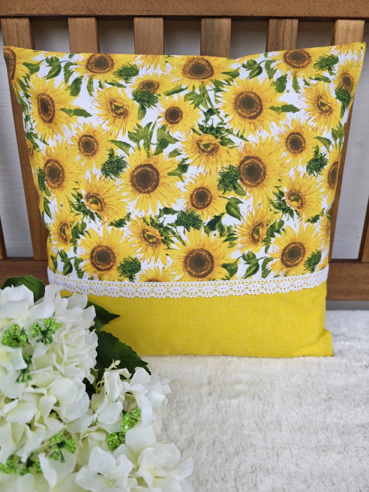Povlak na polštář 40 x 40 cm – slunečnice s listy a krajkou | Ruční výroba z bavlny