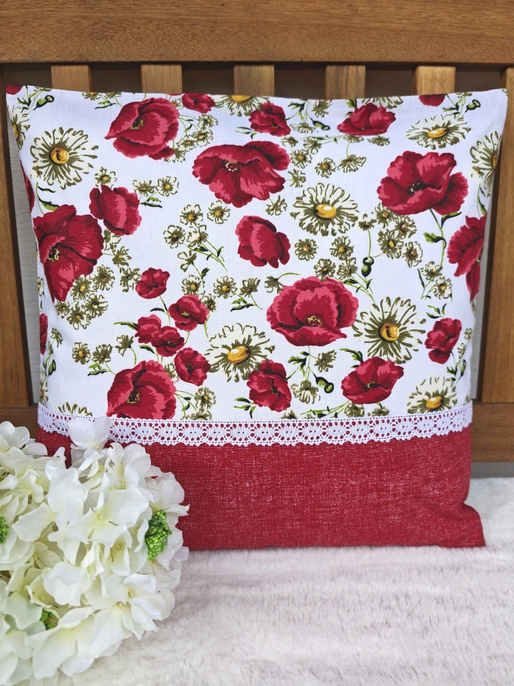 Povlak na polštář 40 x 40 cm – Vlčí máky s kopretinami a krajkou | Ruční výroba z bavlny