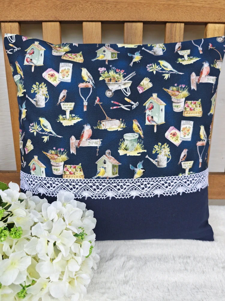 Povlak na polštář 40 x 40 cm – ptačí festival v zahradě s krajkou | Ruční výroba z bavlny
