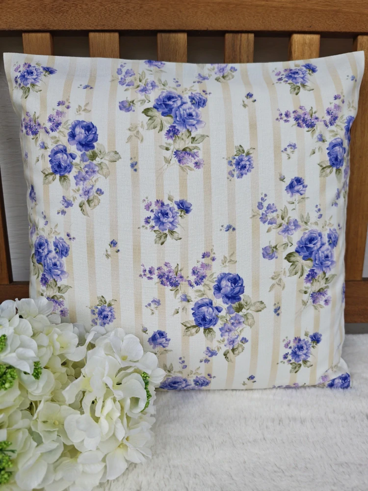Povlak na polštář 40 x 40 cm – fialové růžičky na béžové | Ruční výroba z bavlny