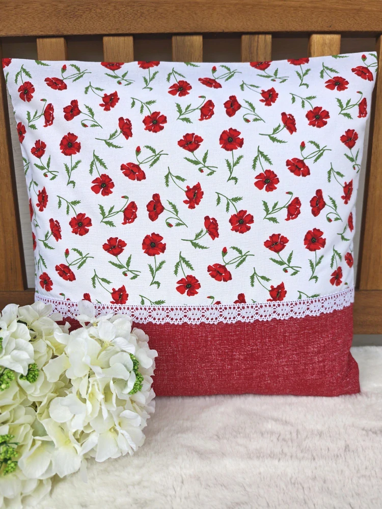 Povlak na polštář 40 x 40 cm – drobné vlčí máky s červenou v režném efektu a krajkou | Ruční výroba z bavlny