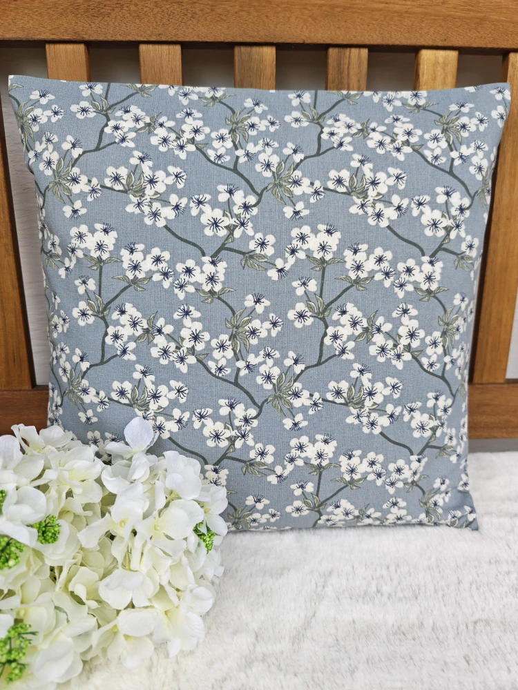 Povlak na polštář 40 x 40 cm – sakury na šedé | Ruční výroba z bavlny