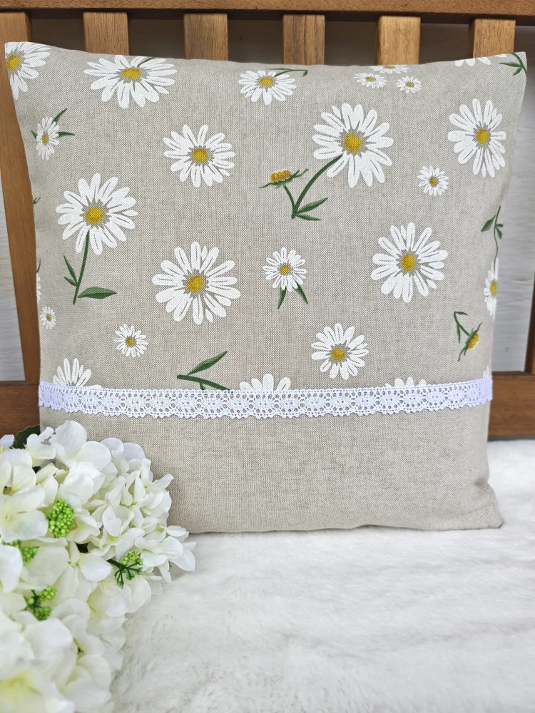 Povlak na polštář 40 x 40 cm – kopretiny na béžové s krajkou | Ruční výroba