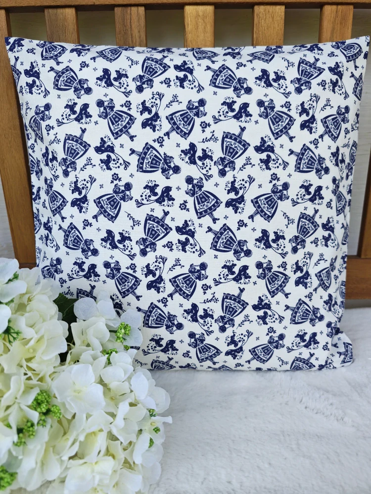 Povlak na polštář 40 x 40 cm – Selské panenky modré | Ruční výroba z bavlny