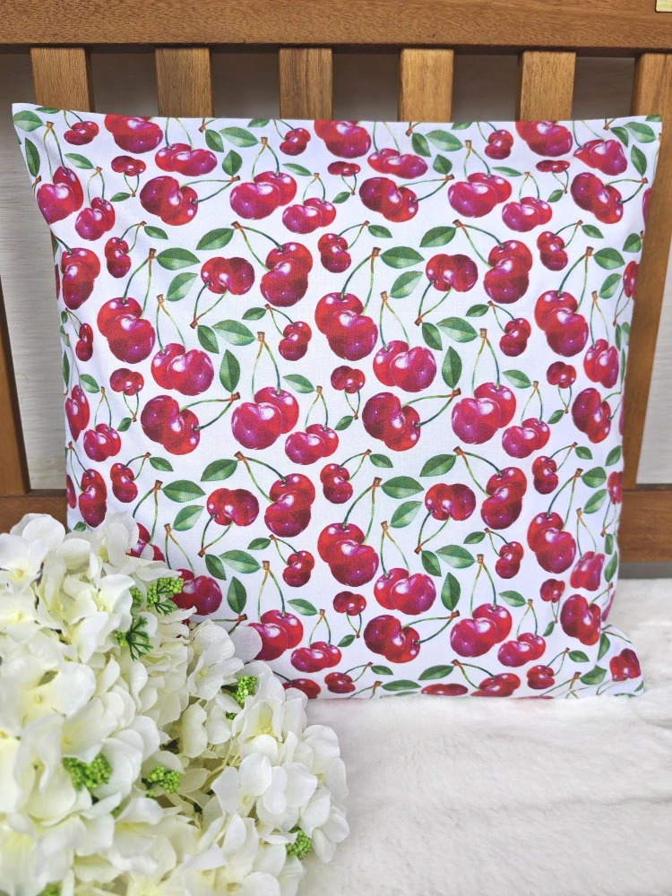 Povlak na polštář 40 x 40 cm – třešně na bílé | Ruční výroba z bavlny