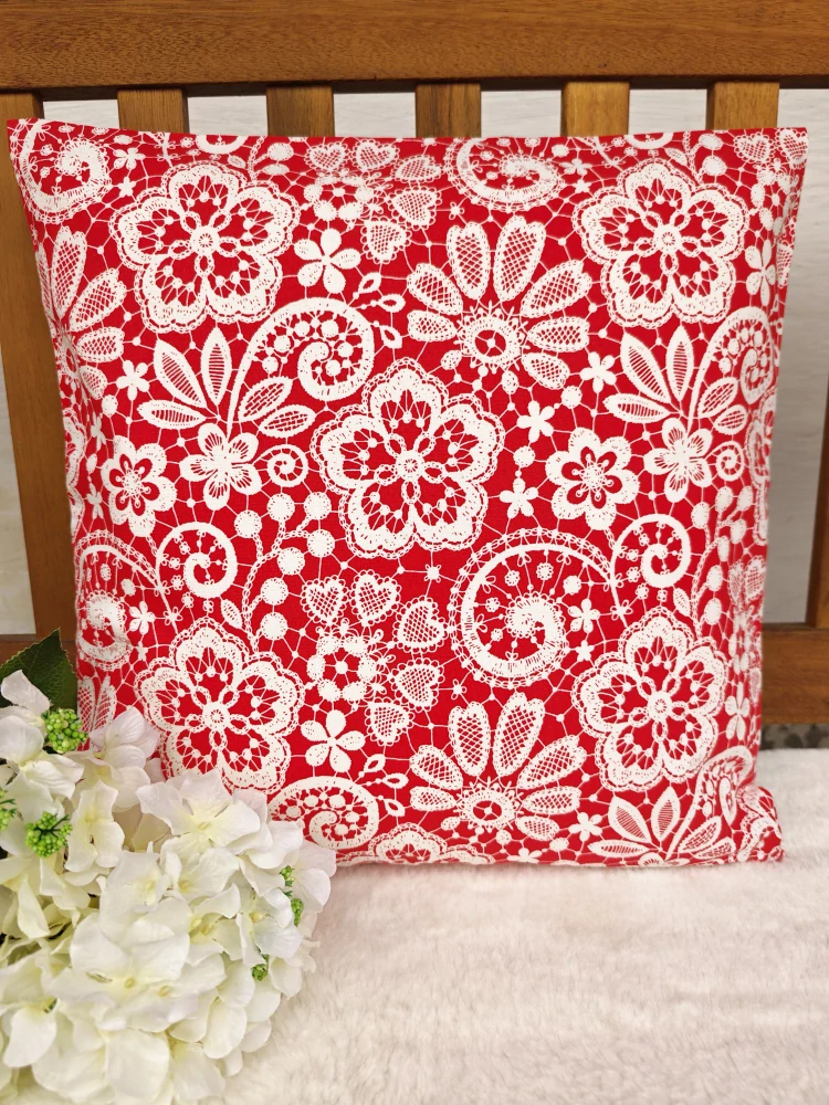 Povlak na polštář 40 x 40 cm – Bílá krajka na jasně červené| Ruční výroba z bavlny