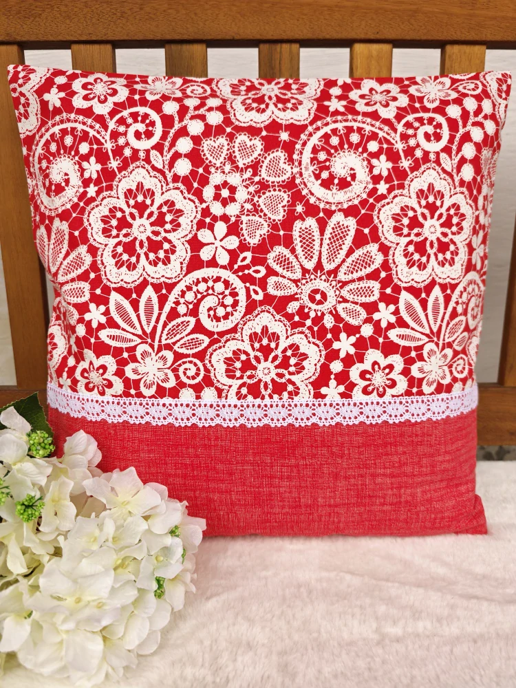 Povlak na polštář 40 x 40 cm – Bílá krajka na jasně červené s krajkou | Ruční výroba z bavlny