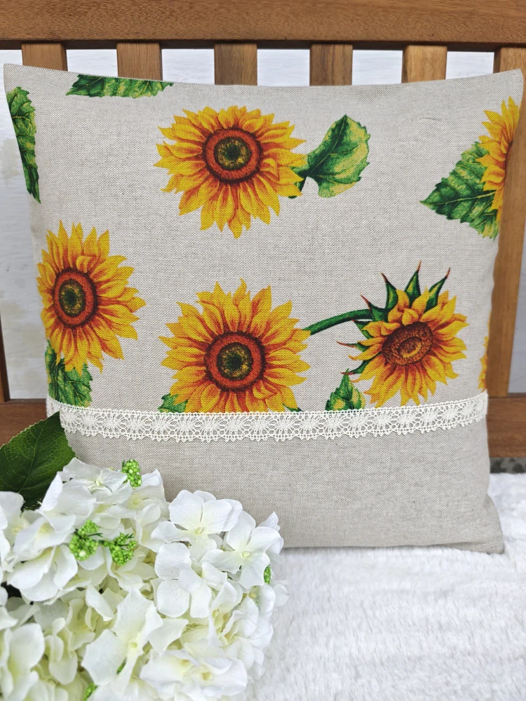 Povlak na polštář 40 x 40 cm – slunečnice na režné s krajkou | Ruční výroba