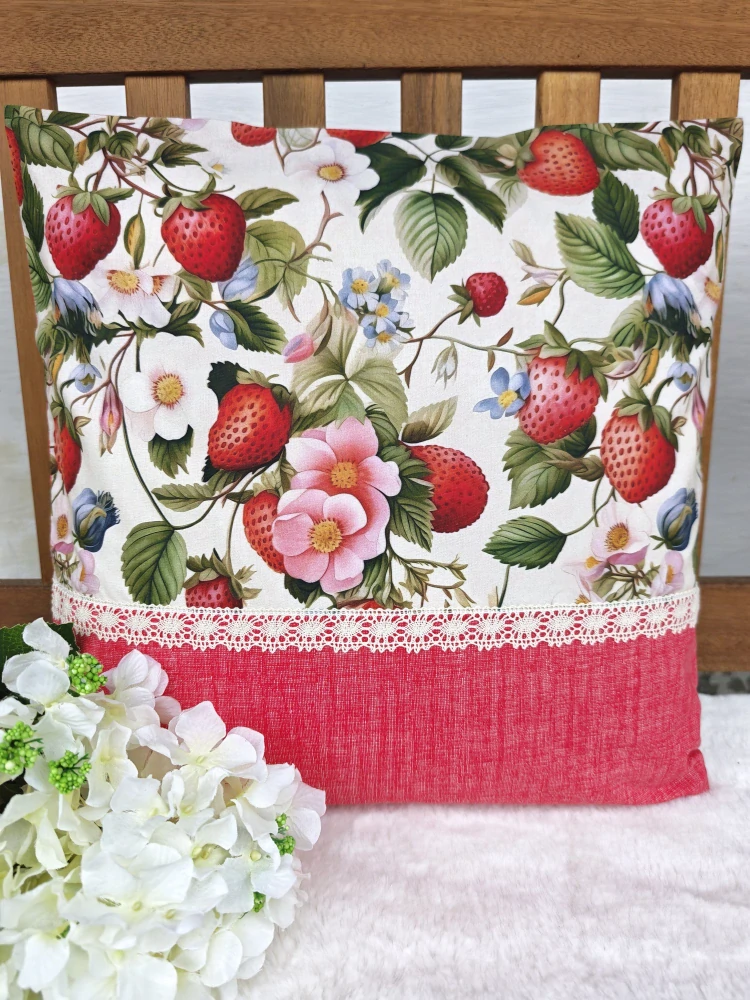 Povlak na polštář 40 x 40 cm – Letní motiv jahod s krajkou | Ruční výroba