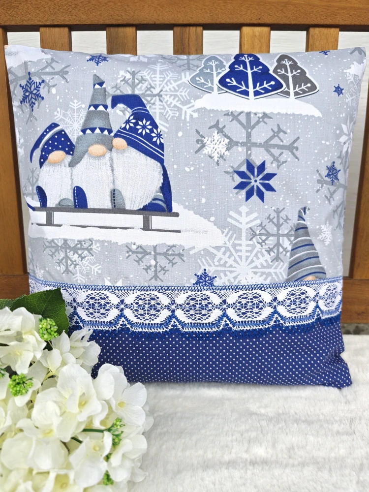 Povlak na polštář 40 x 40 cm – Vánoční modří skřítci s modrým puntíkem| Ruční výroba z bavlny
