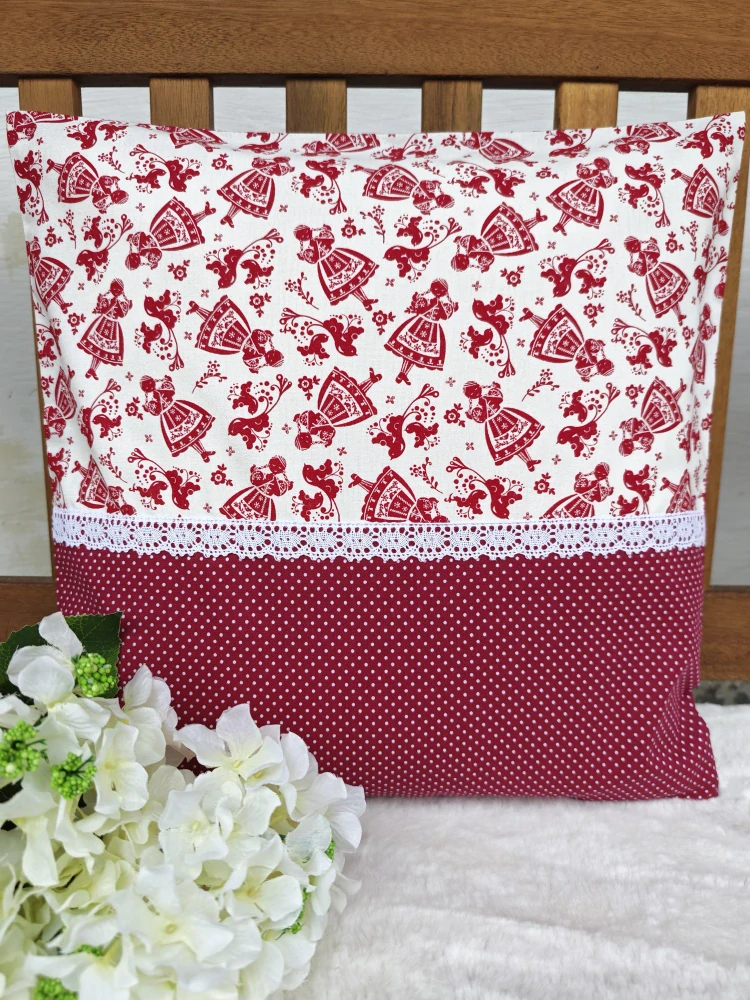 Povlak na polštář 40 x 40 cm – Červené selské panenky s puntíkem a krajkou | Ruční výroba z bavlny