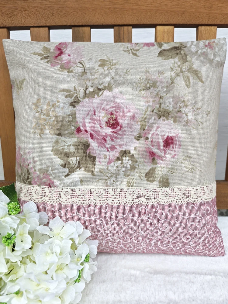 Povlak na polštář 40 x 40 cm – zámecké vintage růže na režné s krajkou | Ruční výroba z bavlny