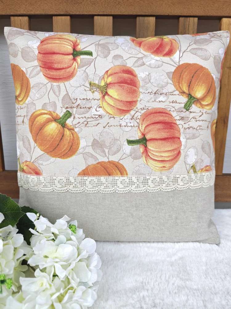 Povlak na polštář 40 x 40 cm – dýně a nápisy na béžové s krajkou