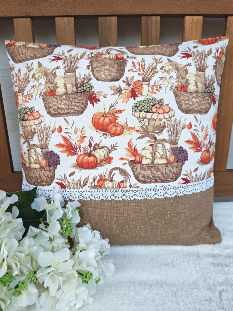 Povlak na polštář 40 x 40 cm – podzimní dýně v košíku s krajkou