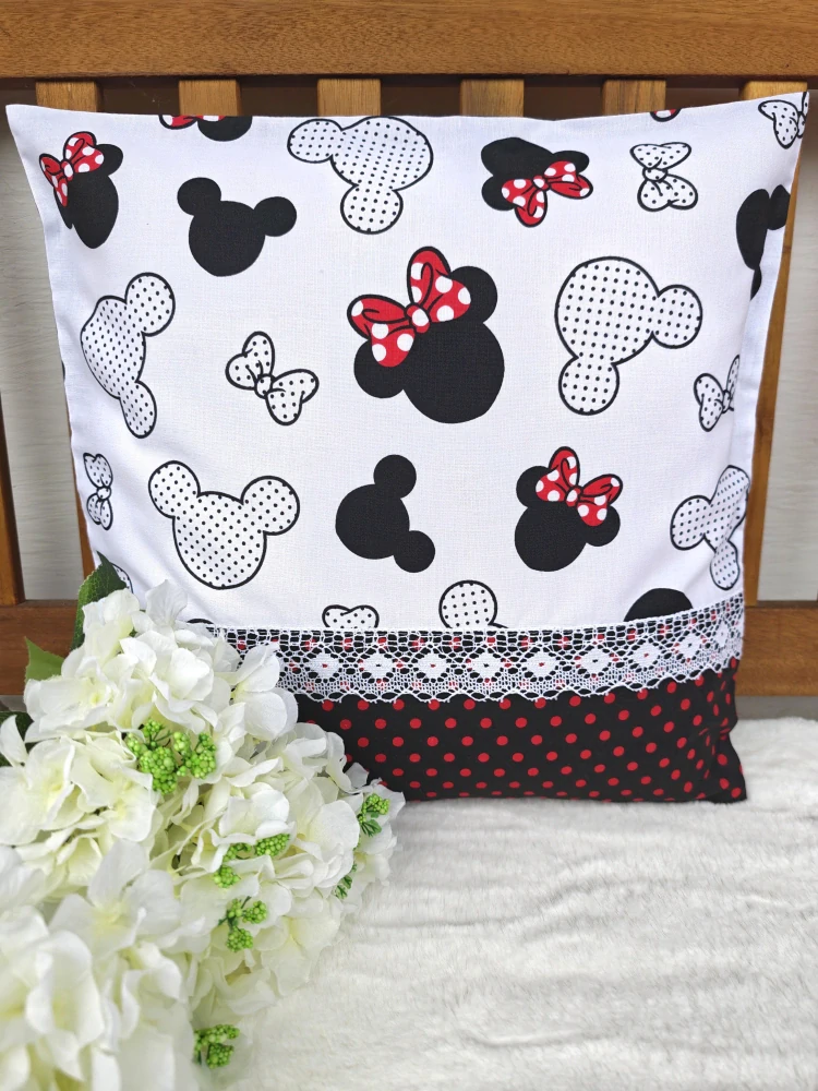 Povlak na polštář 40 x 40 cm – dětský polštář pro holčičky Minnie Mouse s puntíkem a krajkou | Ruční výroba z bavlny