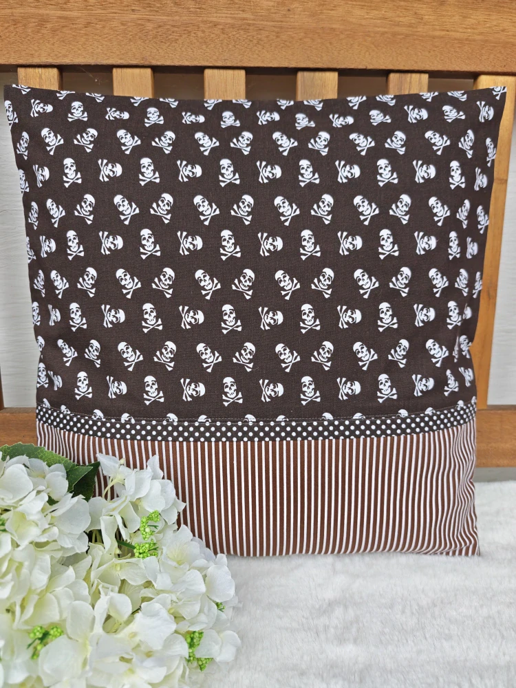 Povlak na polštář 40 x 40 cm – dětský polštář pro chlapečky - pirátské lebky a proužky | Ruční výroba z bavlny