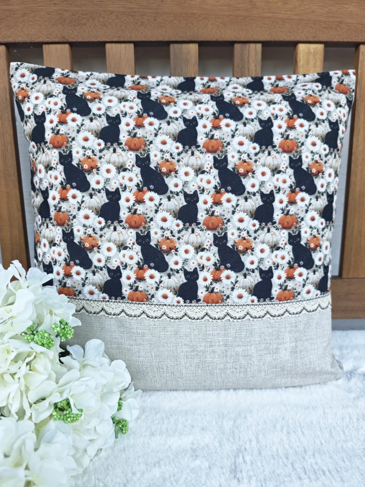 Povlak na polštář 40 x 40 cm – podzimní dýně a černé kočky s krajkou