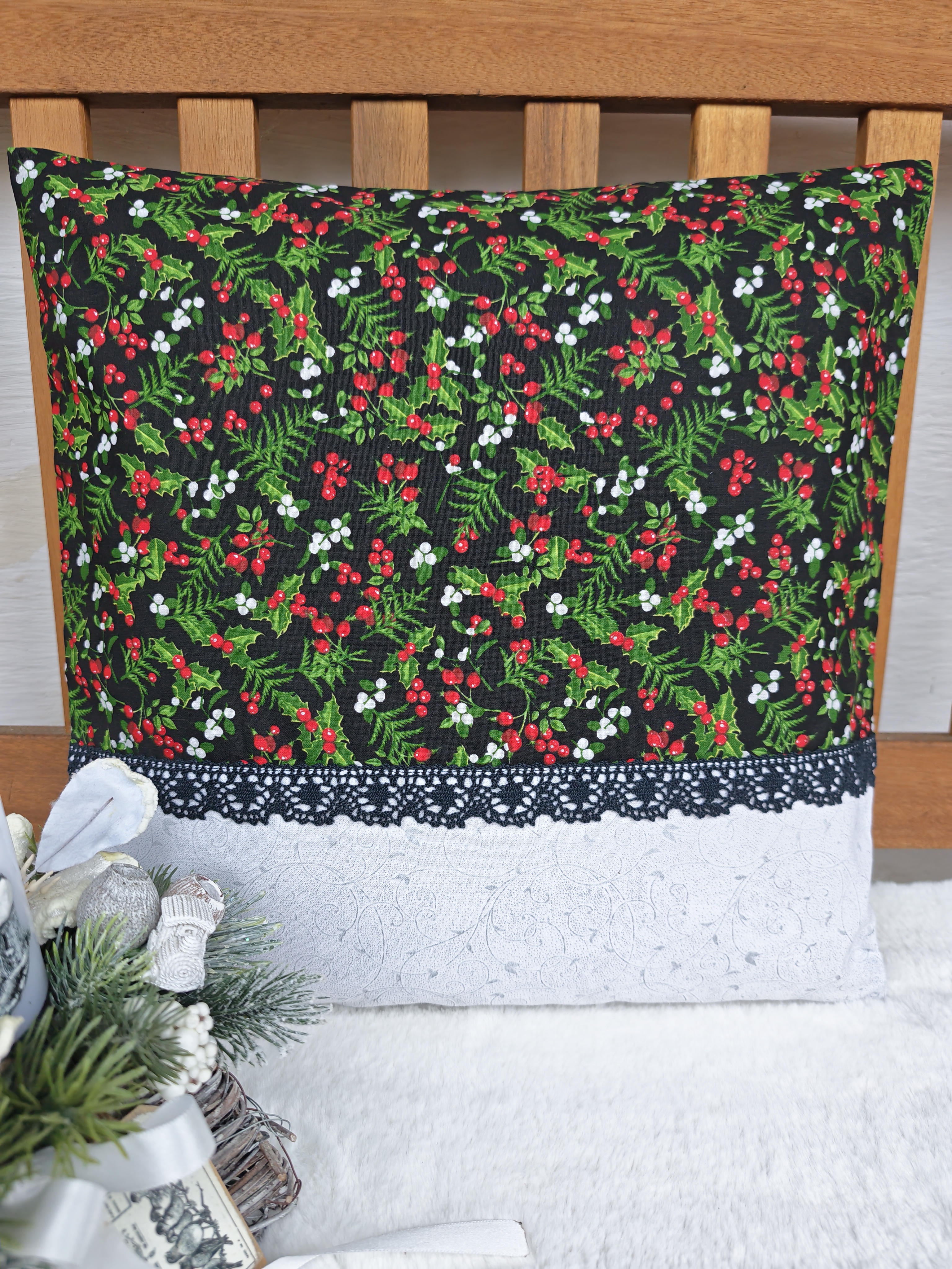 Povlak na polštář 40 x 40 cm – vánoční jeřabiny na černé s krajkou