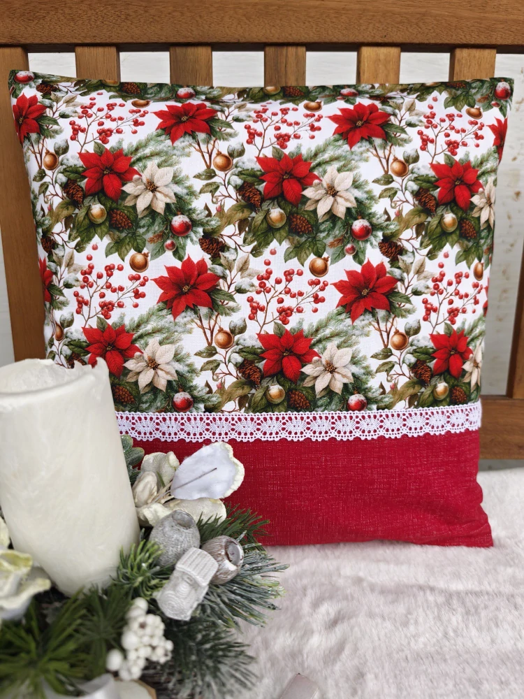 Vánoční povlak na polštář 40 x 40 cm – vánoční červené hvězdy a šišky s krajkou