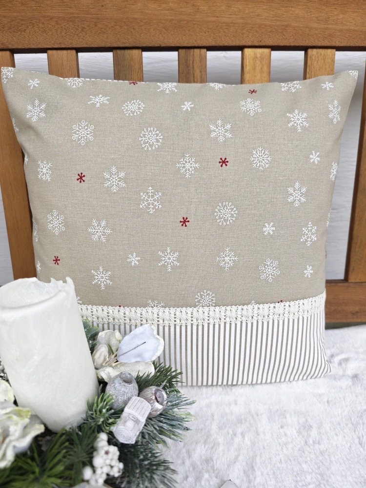 Povlak na polštář 40 x 40 cm – bílé a červené vločky na béžové s proužky a krajkou