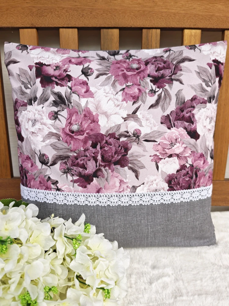 Povlak na polštář 40 x 40 cm – pivoňky v kombinaci s šedou a krajkou